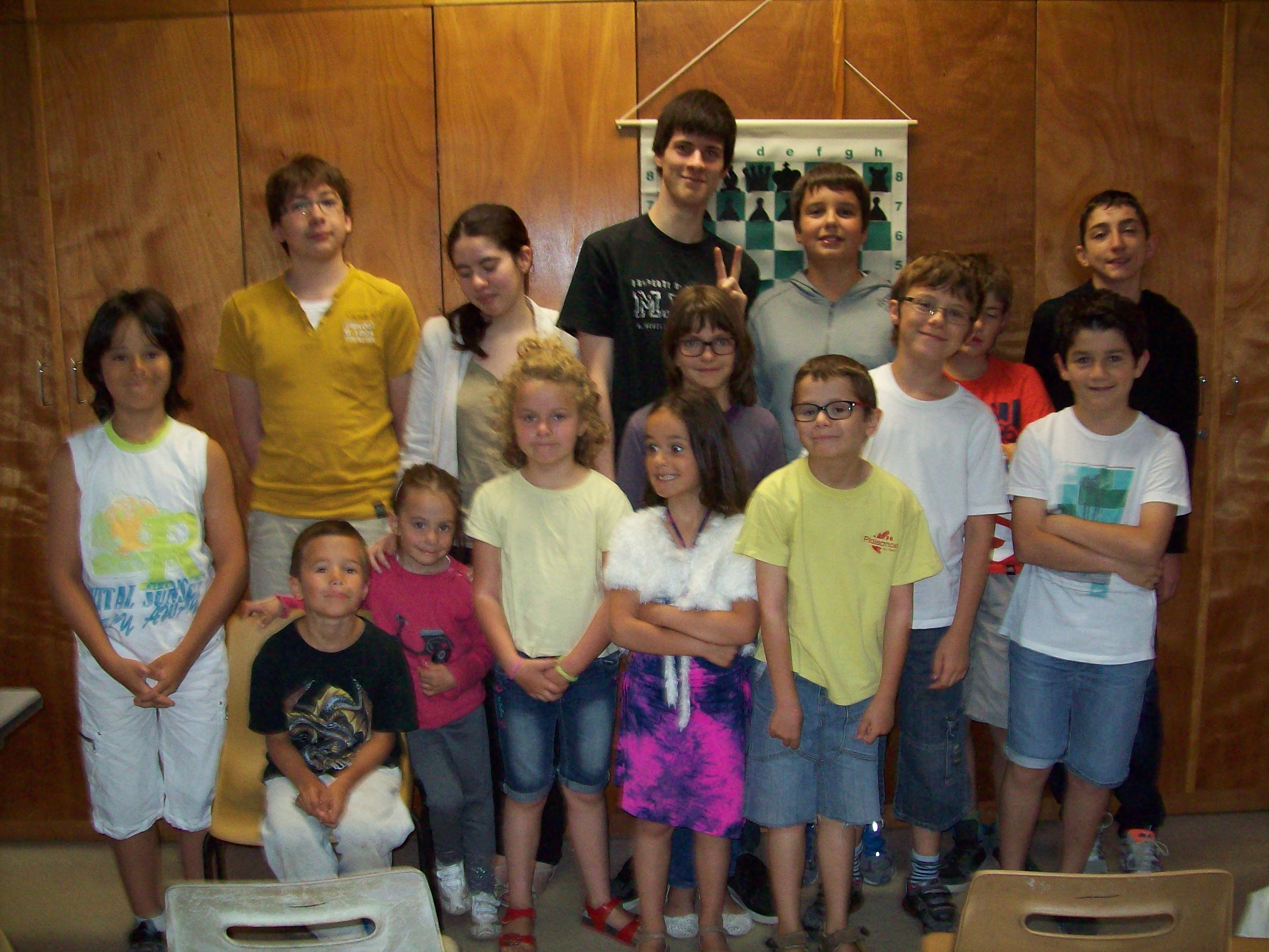 Enfants participants à un stage de jeu d'échecs