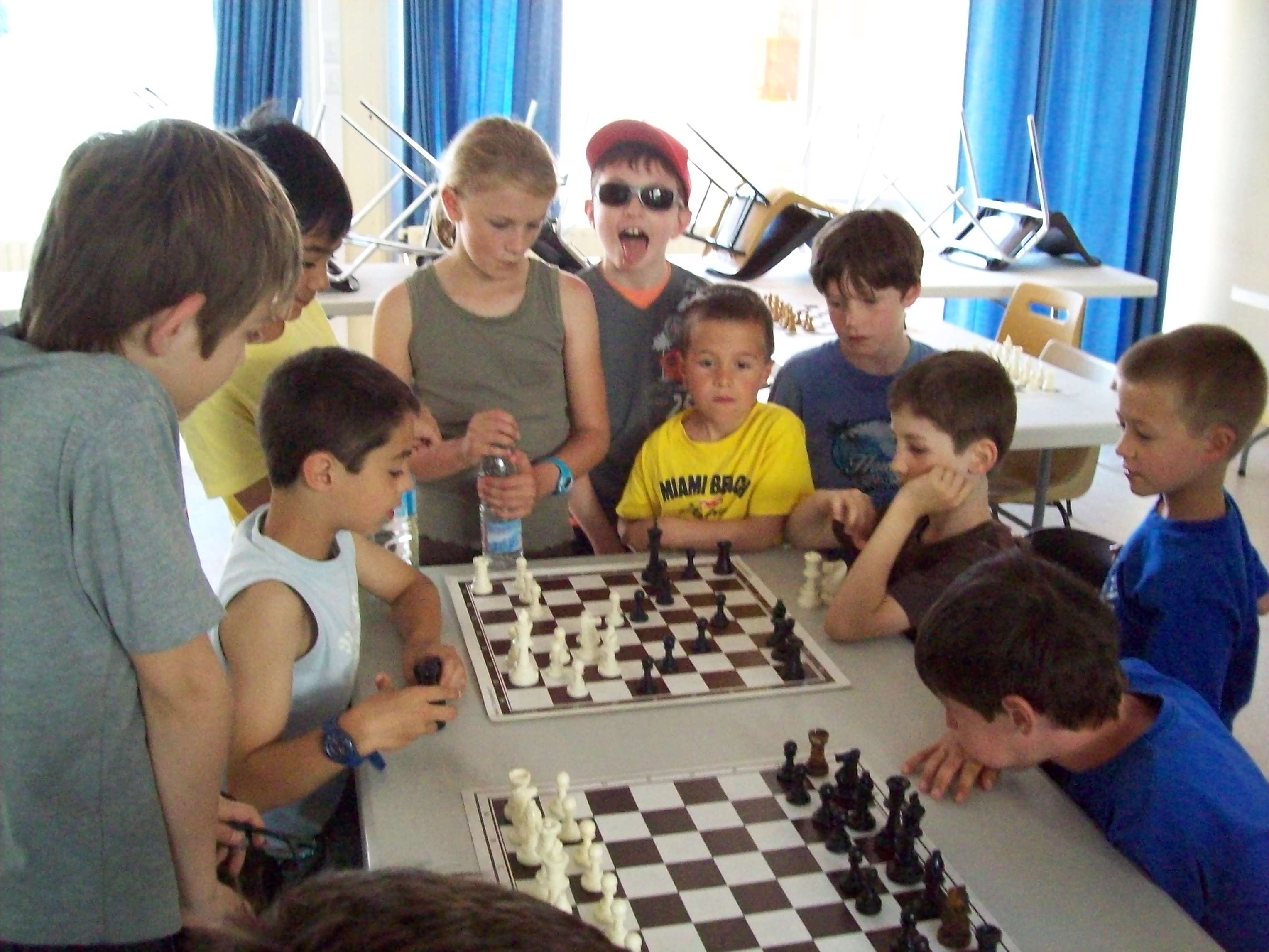 Enfants jouant au jeu d'échecs