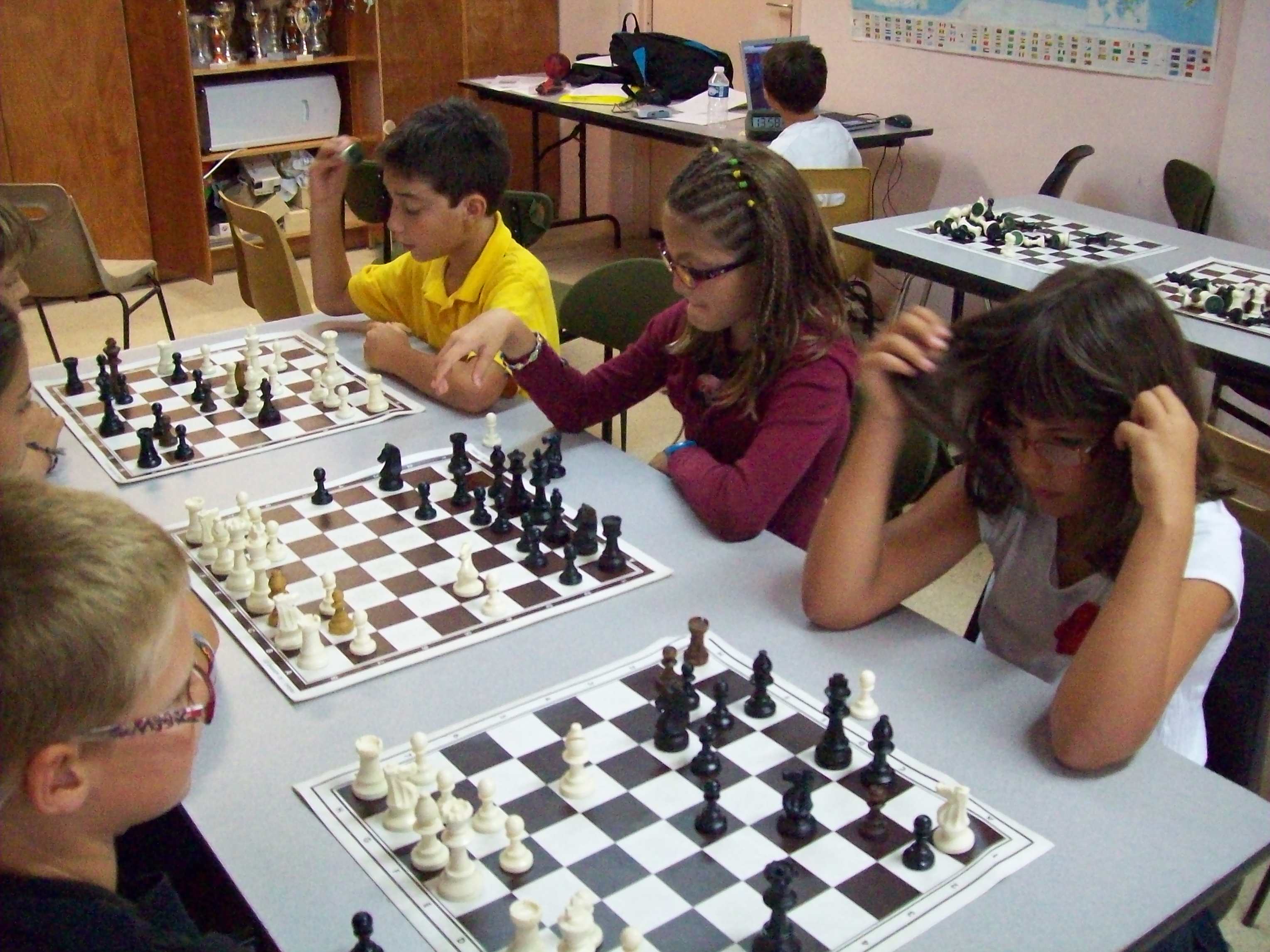 Enfants jouant au jeu d'échecs