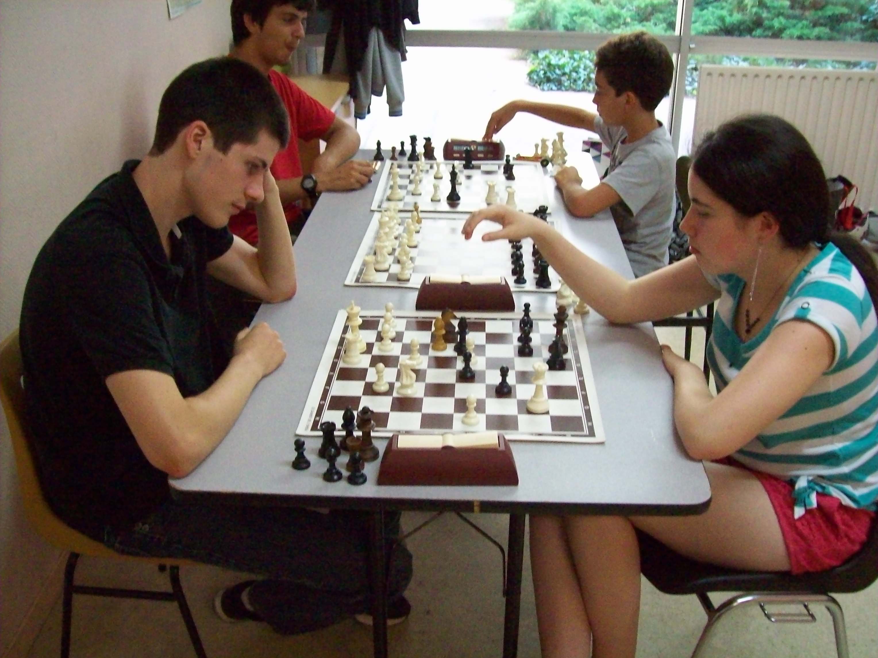 Adolescents jouant au jeu d'échecs