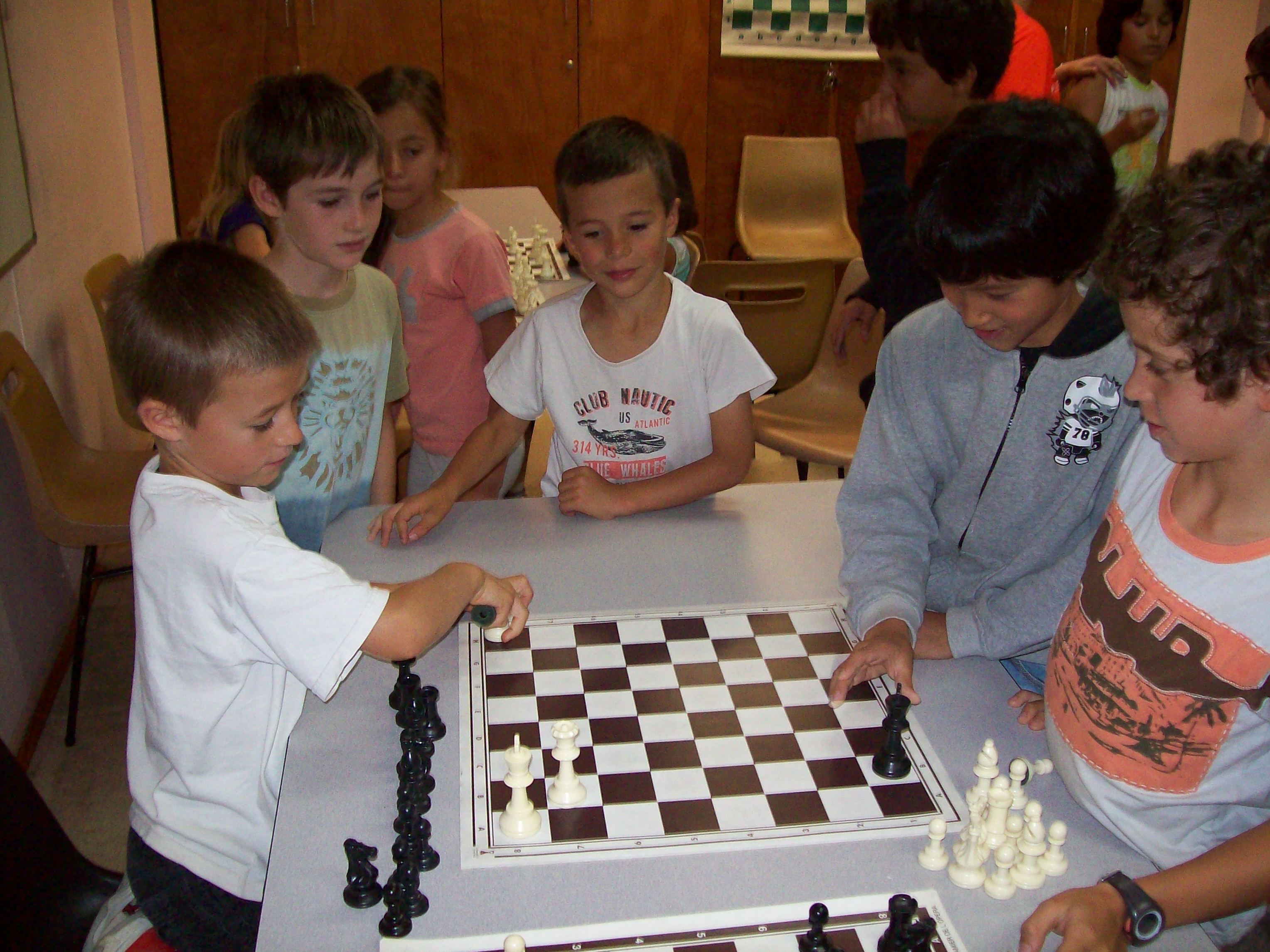 Enfants jouant au jeu d'échecs