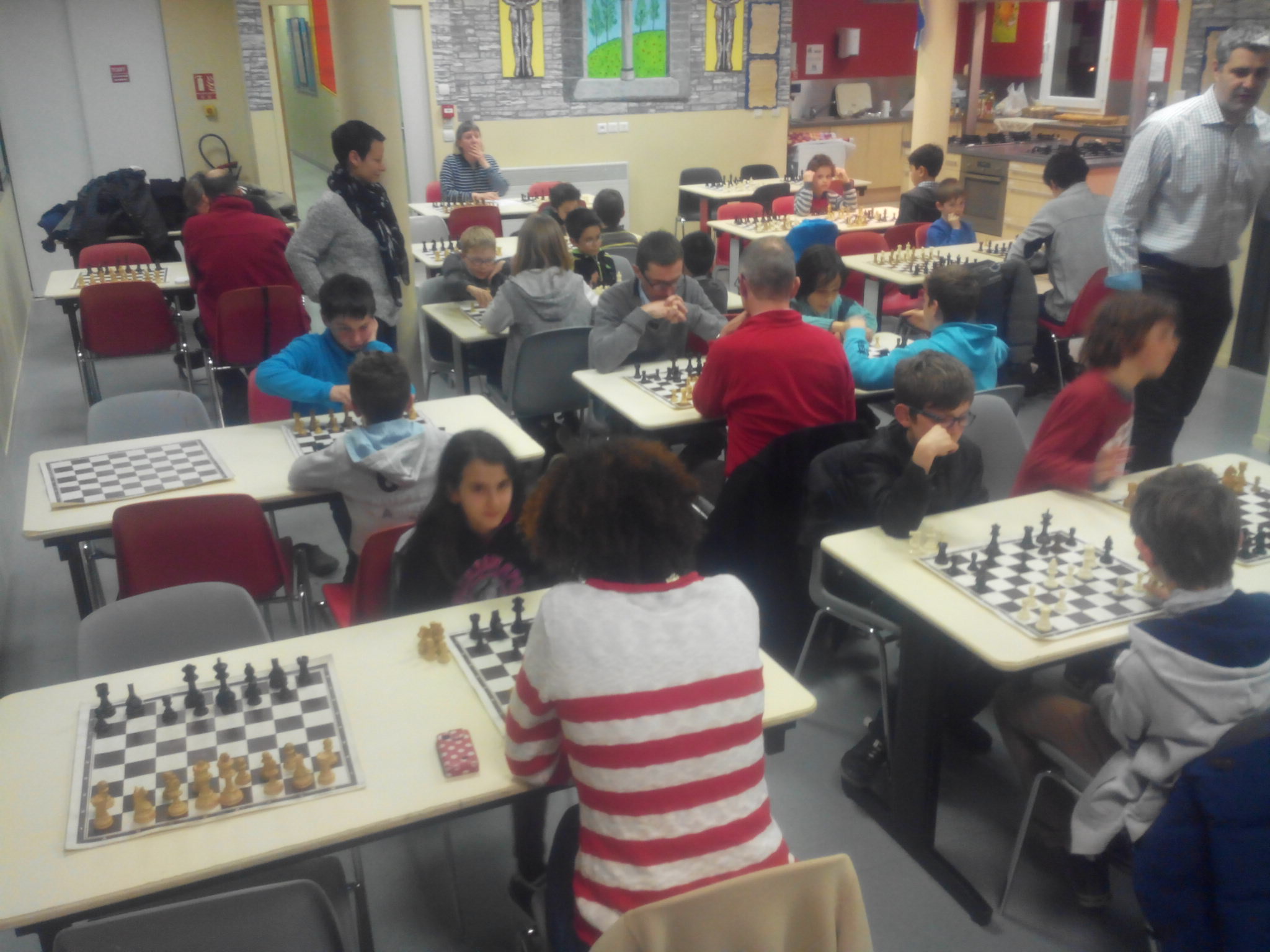 Personnes jouant au jeu d'échecs