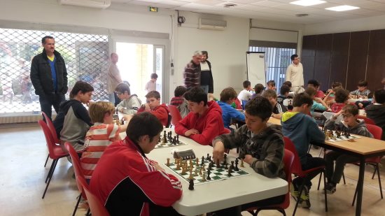 Enfants jouant au jeu d'échecs