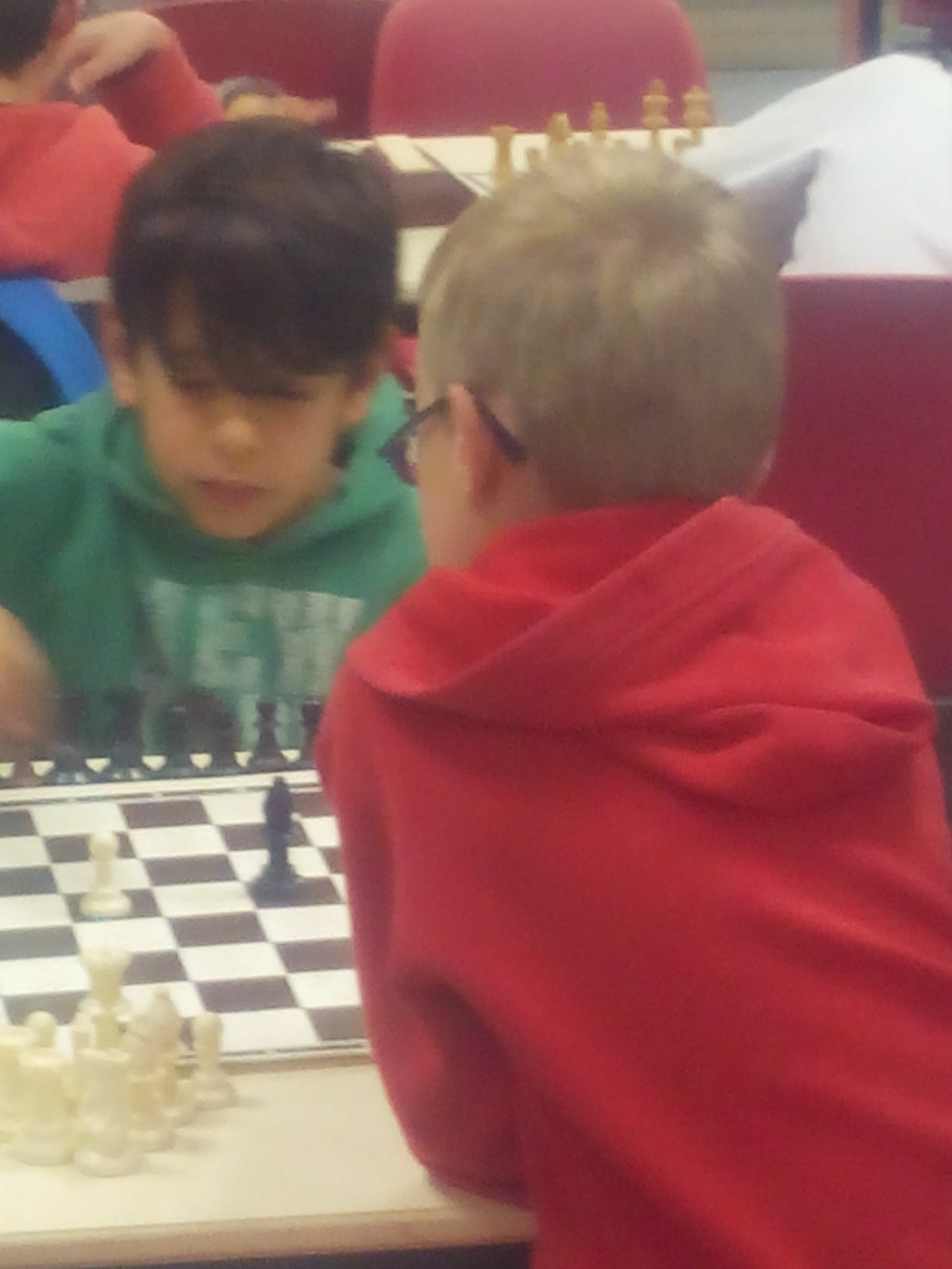 Enfants jouant aux échecs