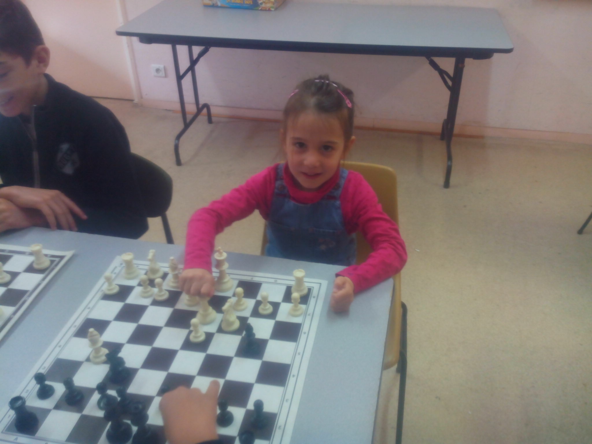 Enfant jouant au jeu d'échecs