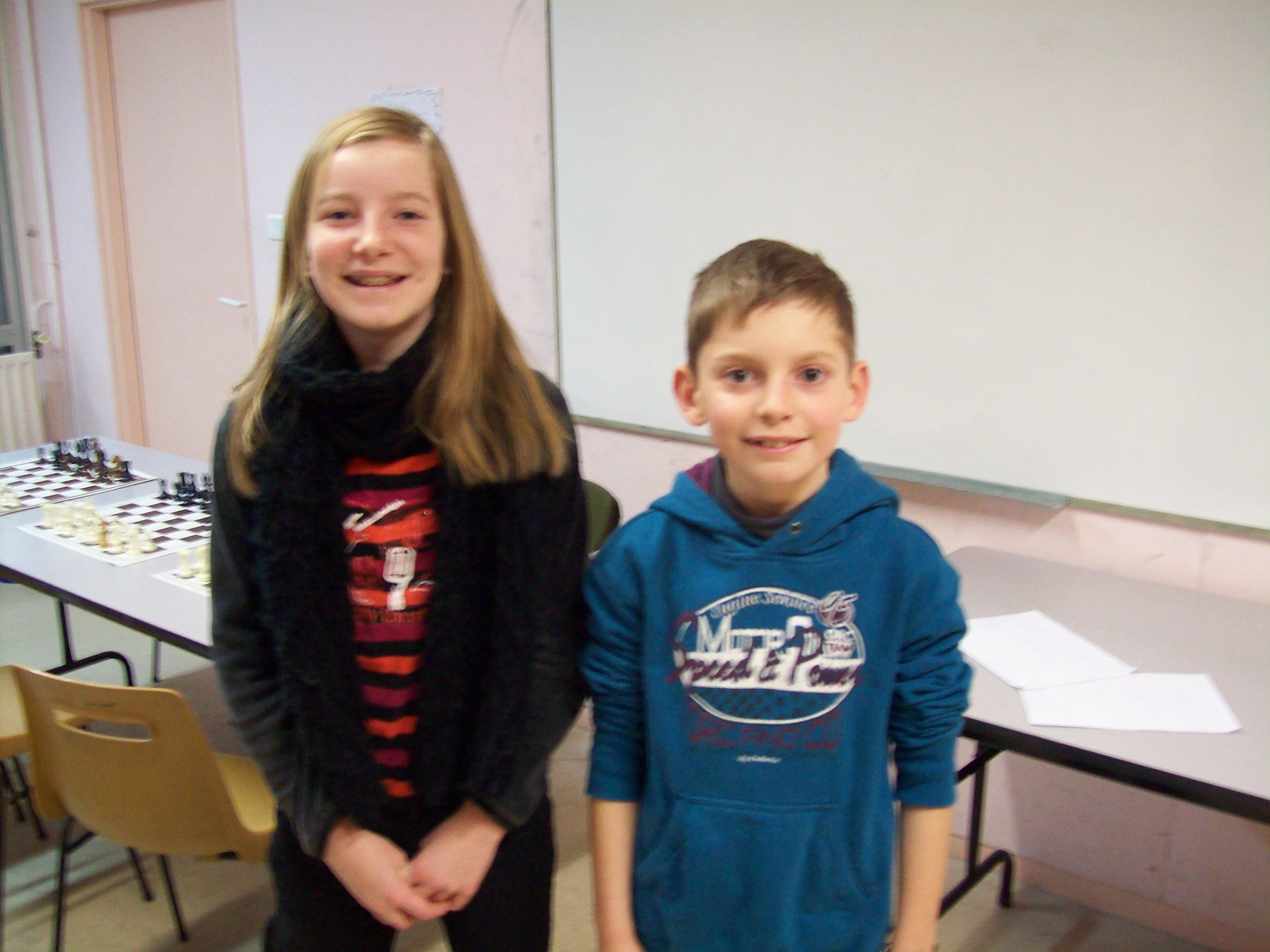 Deux enfants posent pour la photo