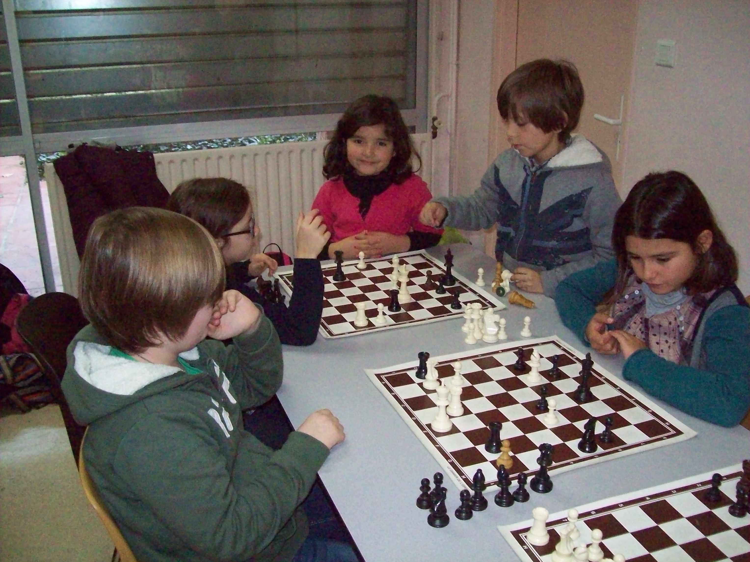 Enfants jouant au jeu d'échecs