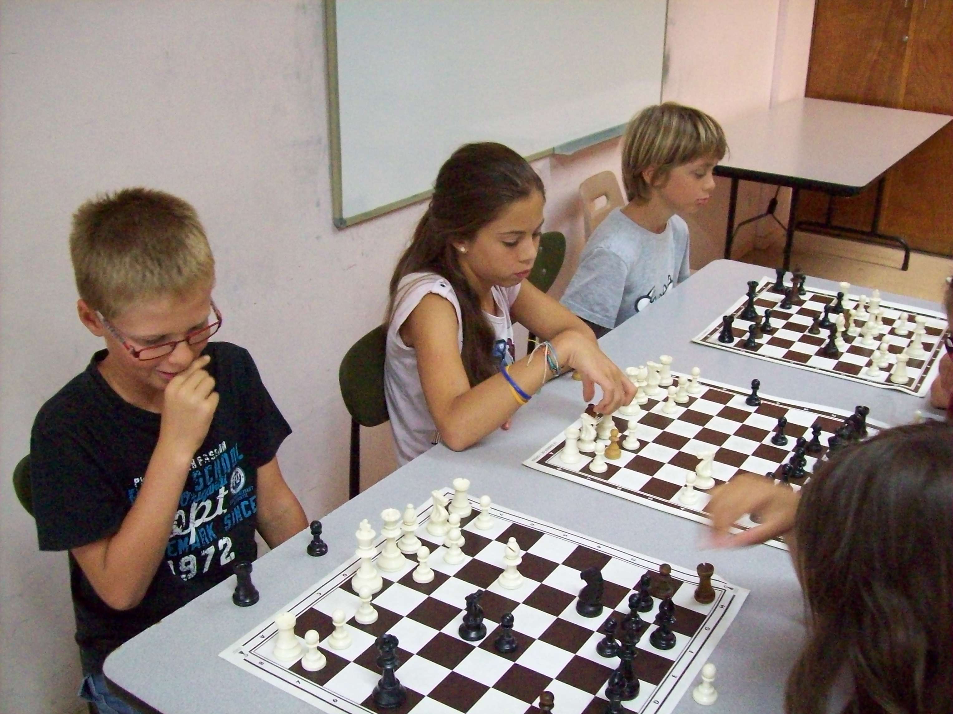 Enfants jouant au jeu d'échecs